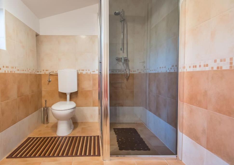 Alek Appartement *